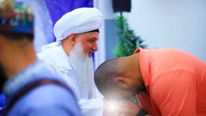 Shaykh Nurjan Mirahmadi-mureed kissing hand,keeping fellowship of shaykh,dont be seperated